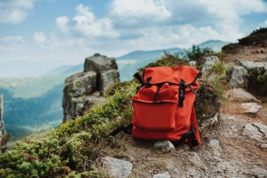 Sırt çantası. Macera dolu bir hayat tarzı ve dağların ortasında seyahat eden aşıklar. Mavi gökyüzü