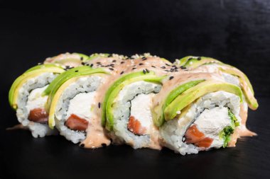 Siyah arka planda soslu taze ve lezzetli suşi..