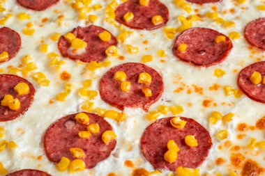 Korn 'lu pizza pepperonisi. Makro fotoğraf