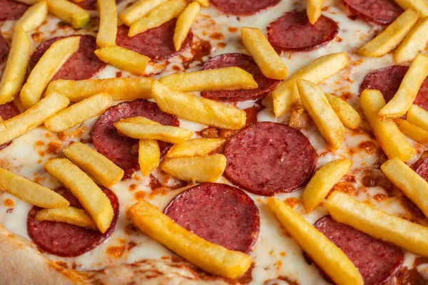 Patatesli pizza pepperonisi. Makro fotoğraf