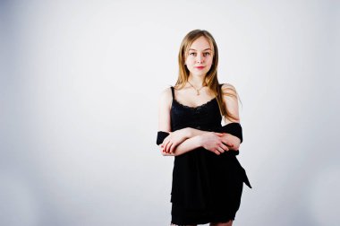 Beyaz arka plan üzerinde stüdyoda siyah giymek kız modelinde poz. 