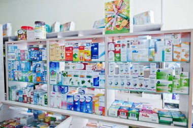 Unter saklamak tablo eczane arka plan raf ilaç tıbbi dükkanı eczane.