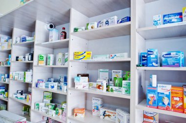 Unter saklamak tablo eczane arka plan raf ilaç tıbbi dükkanı eczane.