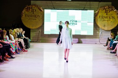 Ternopil, Ukrayna - 20 Mayıs 2018: Podolyany tasarımcıları moda haftası. Rina Budarina koleksiyon ilkbahar/yaz 2018-2019 sunu pist modelleri yürümek.