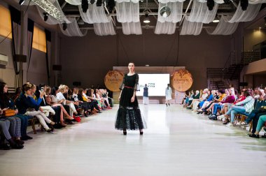 Ternopil, Ukrayna - 20 Mayıs 2018: Podolyany tasarımcıları moda haftası. Rina Budarina koleksiyon ilkbahar/yaz 2018-2019 sunu pist modelleri yürümek.