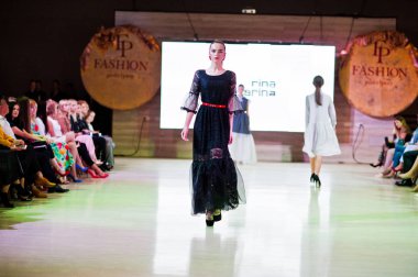 Ternopil, Ukrayna - 20 Mayıs 2018: Podolyany tasarımcıları moda haftası. Rina Budarina koleksiyon ilkbahar/yaz 2018-2019 sunu pist modelleri yürümek.