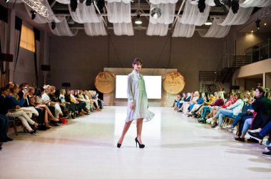 Ternopil, Ukrayna - 20 Mayıs 2018: Podolyany tasarımcıları moda haftası. Rina Budarina koleksiyon ilkbahar/yaz 2018-2019 sunu pist modelleri yürümek.