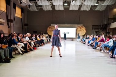 Ternopil, Ukrayna - 20 Mayıs 2018: Podolyany tasarımcıları moda haftası. Rina Budarina koleksiyon ilkbahar/yaz 2018-2019 sunu pist modelleri yürümek.
