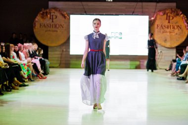 Ternopil, Ukrayna - 20 Mayıs 2018: Podolyany tasarımcıları moda haftası. Rina Budarina koleksiyon ilkbahar/yaz 2018-2019 sunu pist modelleri yürümek.