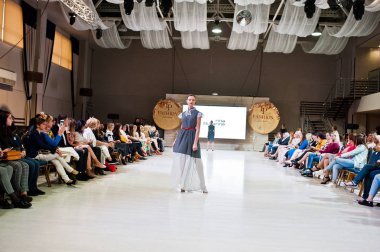 Ternopil, Ukrayna - 20 Mayıs 2018: Podolyany tasarımcıları moda haftası. Rina Budarina koleksiyon ilkbahar/yaz 2018-2019 sunu pist modelleri yürümek.