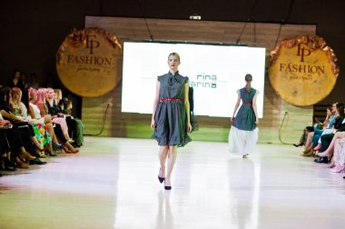 Ternopil, Ukrayna - 20 Mayıs 2018: Podolyany tasarımcıları moda haftası. Rina Budarina koleksiyon ilkbahar/yaz 2018-2019 sunu pist modelleri yürümek.
