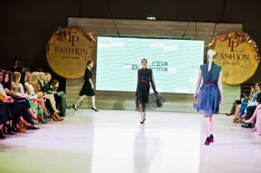 Ternopil, Ukrayna - 20 Mayıs 2018: Podolyany tasarımcıları moda haftası. Rina Budarina koleksiyon ilkbahar/yaz 2018-2019 sunu pist modelleri yürümek.