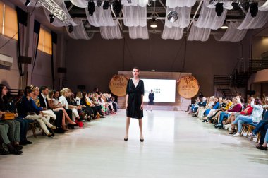 Ternopil, Ukrayna - 20 Mayıs 2018: Podolyany tasarımcıları moda haftası. Rina Budarina koleksiyon ilkbahar/yaz 2018-2019 sunu pist modelleri yürümek.