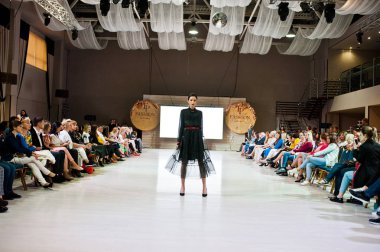 Ternopil, Ukrayna - 20 Mayıs 2018: Podolyany tasarımcıları moda haftası. Rina Budarina koleksiyon ilkbahar/yaz 2018-2019 sunu pist modelleri yürümek.