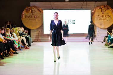 Ternopil, Ukrayna - 20 Mayıs 2018: Podolyany tasarımcıları moda haftası. Rina Budarina koleksiyon ilkbahar/yaz 2018-2019 sunu pist modelleri yürümek.