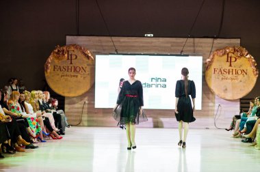 Ternopil, Ukrayna - 20 Mayıs 2018: Podolyany tasarımcıları moda haftası. Rina Budarina koleksiyon ilkbahar/yaz 2018-2019 sunu pist modelleri yürümek.