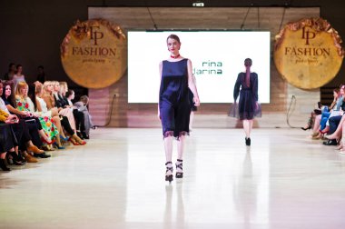 Ternopil, Ukrayna - 20 Mayıs 2018: Podolyany tasarımcıları moda haftası. Rina Budarina koleksiyon ilkbahar/yaz 2018-2019 sunu pist modelleri yürümek.