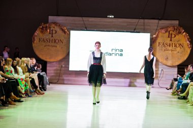 Ternopil, Ukrayna - 20 Mayıs 2018: Podolyany tasarımcıları moda haftası. Rina Budarina koleksiyon ilkbahar/yaz 2018-2019 sunu pist modelleri yürümek.