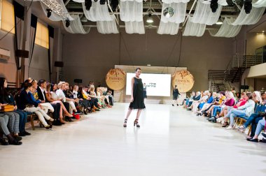 Ternopil, Ukrayna - 20 Mayıs 2018: Podolyany tasarımcıları moda haftası. Rina Budarina koleksiyon ilkbahar/yaz 2018-2019 sunu pist modelleri yürümek.