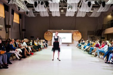 Ternopil, Ukrayna - 20 Mayıs 2018: Podolyany tasarımcıları moda haftası. Rina Budarina koleksiyon ilkbahar/yaz 2018-2019 sunu pist modelleri yürümek.