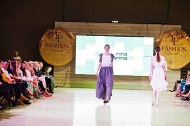 Ternopil, Ukrayna - 20 Mayıs 2018: Podolyany tasarımcıları moda haftası. Rina Budarina koleksiyon ilkbahar/yaz 2018-2019 sunu pist modelleri yürümek.