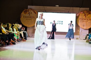 Ternopil, Ukrayna - 20 Mayıs 2018: Podolyany tasarımcıları moda haftası. Rina Budarina koleksiyon ilkbahar/yaz 2018-2019 sunu pist modelleri yürümek.