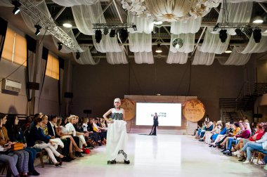 Ternopil, Ukrayna - 20 Mayıs 2018: Podolyany tasarımcıları moda haftası. Rina Budarina koleksiyon ilkbahar/yaz 2018-2019 sunu pist modelleri yürümek.