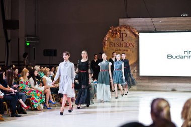 Ternopil, Ukrayna - 20 Mayıs 2018: Podolyany tasarımcıları moda haftası. Rina Budarina koleksiyon ilkbahar/yaz 2018-2019 sunu pist modelleri yürümek.