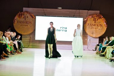 Ternopil, Ukrayna - 20 Mayıs 2018: Podolyany tasarımcıları moda haftası. Rina Budarina koleksiyon ilkbahar/yaz 2018-2019 sunu pist modelleri yürümek.