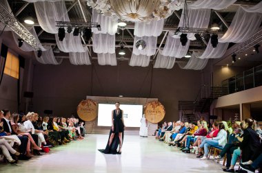 Ternopil, Ukrayna - 20 Mayıs 2018: Podolyany tasarımcıları moda haftası. Rina Budarina koleksiyon ilkbahar/yaz 2018-2019 sunu pist modelleri yürümek.