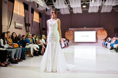 Ternopil, Ukrayna - 20 Mayıs 2018: Podolyany tasarımcıları moda haftası. Modelleri yürümek pist Pollardi gelinlik koleksiyonu ilkbahar/yaz 2018-2019 sunu.