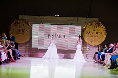 Ternopil, Ukrayna - 20 Mayıs 2018: Podolyany tasarımcıları moda haftası. Modelleri yürümek pist Pollardi gelinlik koleksiyonu ilkbahar/yaz 2018-2019 sunu.