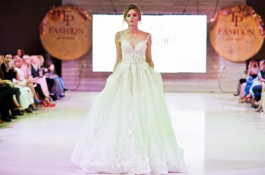 Ternopil, Ukrayna - 20 Mayıs 2018: Podolyany tasarımcıları moda haftası. Modelleri yürümek pist Pollardi gelinlik koleksiyonu ilkbahar/yaz 2018-2019 sunu.