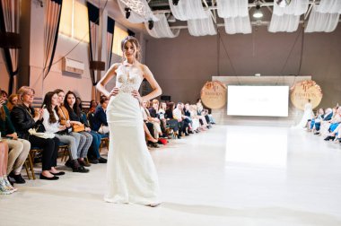 Ternopil, Ukrayna - 20 Mayıs 2018: Podolyany tasarımcıları moda haftası. Modelleri yürümek pist Pollardi gelinlik koleksiyonu ilkbahar/yaz 2018-2019 sunu.