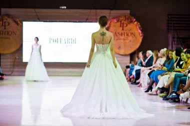Ternopil, Ukrayna - 20 Mayıs 2018: Podolyany tasarımcıları moda haftası. Modelleri yürümek pist Pollardi gelinlik koleksiyonu ilkbahar/yaz 2018-2019 sunu.