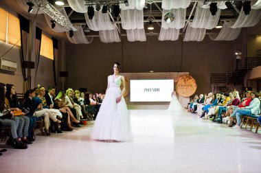 Ternopil, Ukrayna - 20 Mayıs 2018: Podolyany tasarımcıları moda haftası. Modelleri yürümek pist Pollardi gelinlik koleksiyonu ilkbahar/yaz 2018-2019 sunu.