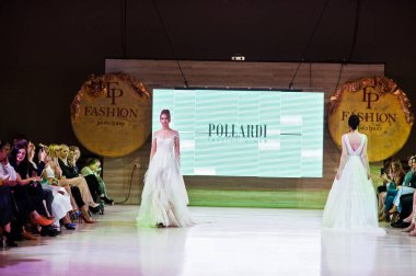 Ternopil, Ukrayna - 20 Mayıs 2018: Podolyany tasarımcıları moda haftası. Modelleri yürümek pist Pollardi gelinlik koleksiyonu ilkbahar/yaz 2018-2019 sunu.