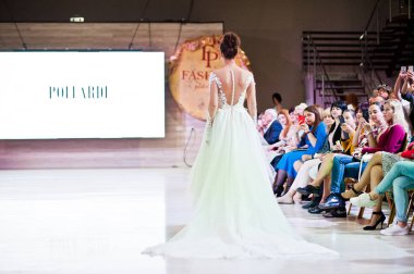Ternopil, Ukrayna - 20 Mayıs 2018: Podolyany tasarımcıları moda haftası. Modelleri yürümek pist Pollardi gelinlik koleksiyonu ilkbahar/yaz 2018-2019 sunu.
