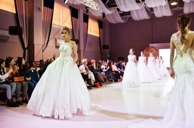 Ternopil, Ukrayna - 20 Mayıs 2018: Podolyany tasarımcıları moda haftası. Modelleri yürümek pist Pollardi gelinlik koleksiyonu ilkbahar/yaz 2018-2019 sunu.