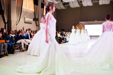 Ternopil, Ukrayna - 20 Mayıs 2018: Podolyany tasarımcıları moda haftası. Modelleri yürümek pist Pollardi gelinlik koleksiyonu ilkbahar/yaz 2018-2019 sunu.