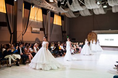 Ternopil, Ukrayna - 20 Mayıs 2018: Podolyany tasarımcıları moda haftası. Modelleri yürümek pist Pollardi gelinlik koleksiyonu ilkbahar/yaz 2018-2019 sunu.