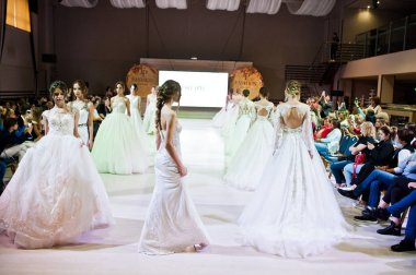 Ternopil, Ukrayna - 20 Mayıs 2018: Podolyany tasarımcıları moda haftası. Modelleri yürümek pist Pollardi gelinlik koleksiyonu ilkbahar/yaz 2018-2019 sunu.