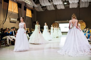 Ternopil, Ukrayna - 20 Mayıs 2018: Podolyany tasarımcıları moda haftası. Modelleri yürümek pist Pollardi gelinlik koleksiyonu ilkbahar/yaz 2018-2019 sunu.