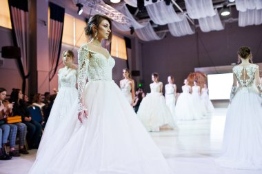 Ternopil, Ukrayna - 20 Mayıs 2018: Podolyany tasarımcıları moda haftası. Modelleri yürümek pist Pollardi gelinlik koleksiyonu ilkbahar/yaz 2018-2019 sunu.