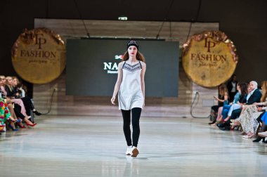 Ternopil, Ukrayna - 20 Mayıs 2018: Podolyany tasarımcıları moda haftası. Nacho koleksiyon ilkbahar/yaz 2018-2019 sunu pist modelleri yürümek. 