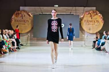 Ternopil, Ukrayna - 20 Mayıs 2018: Podolyany tasarımcıları moda haftası. Nacho koleksiyon ilkbahar/yaz 2018-2019 sunu pist modelleri yürümek. 