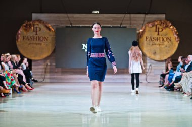 Ternopil, Ukrayna - 20 Mayıs 2018: Podolyany tasarımcıları moda haftası. Nacho koleksiyon ilkbahar/yaz 2018-2019 sunu pist modelleri yürümek. 