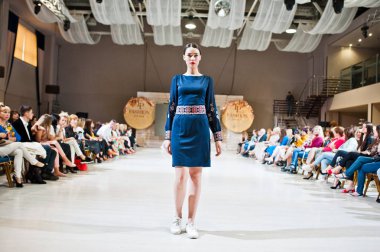 Ternopil, Ukrayna - 20 Mayıs 2018: Podolyany tasarımcıları moda haftası. Nacho koleksiyon ilkbahar/yaz 2018-2019 sunu pist modelleri yürümek. 