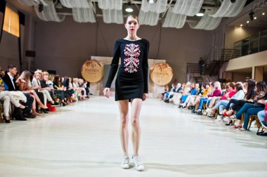 Ternopil, Ukrayna - 20 Mayıs 2018: Podolyany tasarımcıları moda haftası. Nacho koleksiyon ilkbahar/yaz 2018-2019 sunu pist modelleri yürümek. 