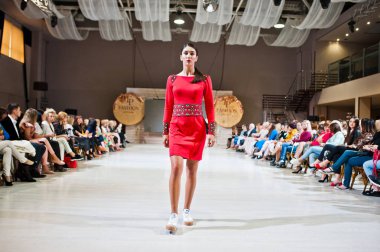 Ternopil, Ukrayna - 20 Mayıs 2018: Podolyany tasarımcıları moda haftası. Nacho koleksiyon ilkbahar/yaz 2018-2019 sunu pist modelleri yürümek. 